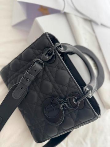 Nieuwe tas te koop beschikbaar voor biedingen