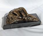 Bronzen beeld van slapende vrouw op marmeren sokkel, Antiek en Kunst, Ophalen of Verzenden