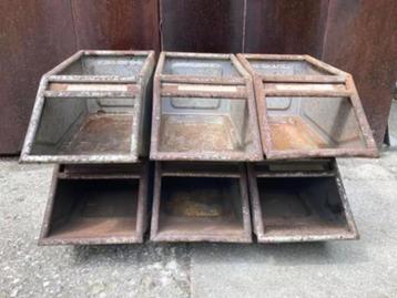 Vintage, industriële, stalen stapelbakken / magazijnbakken beschikbaar voor biedingen