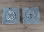 2 Grijze Gips Schilderijen met Bloemen 32x32, Huis en Inrichting, Ophalen of Verzenden, Gebruikt
