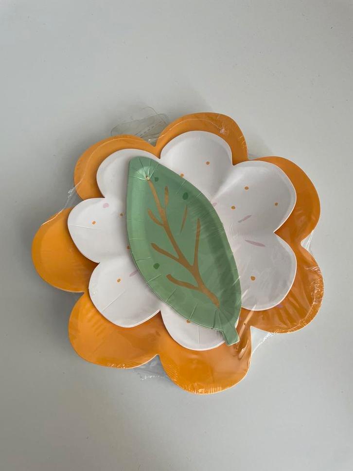 Hema kartonnen bordjes bloem vorm, Hobby en Vrije tijd, Feestartikelen, Nieuw, Verjaardag, Ophalen of Verzenden