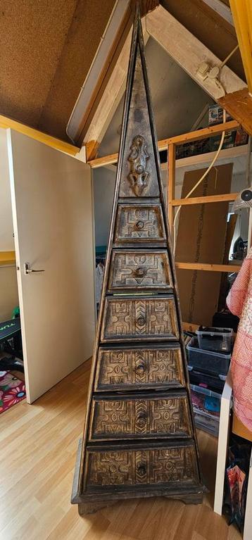 Piramidekast hout beschikbaar voor biedingen