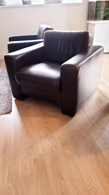 Twee robuuste leren fauteuils beschikbaar voor biedingen