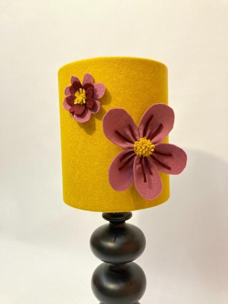 Design tafellamp van wolvilt – Mosterdgeel met bloemen, Huis en Inrichting, Lampen | Tafellampen, Nieuw, Minder dan 50 cm, Hout
