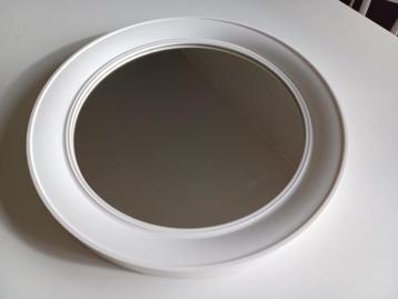 Stijlvolle ronde spiegel met een witte rand. beschikbaar voor biedingen