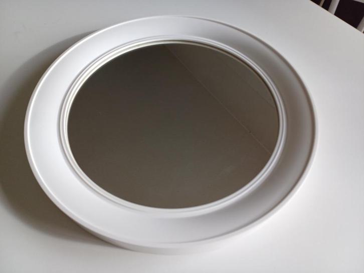 Stijlvolle ronde spiegel met een witte rand., Huis en Inrichting, Woonaccessoires | Spiegels, Gebruikt, Minder dan 50 cm, Minder dan 100 cm