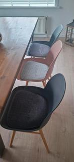 Zuiver eetkamerstoelen. 6 stuks. 4 grijze en 2 roze, Huis en Inrichting, Stoelen, Ophalen, Kunststof, Design, Zo goed als nieuw