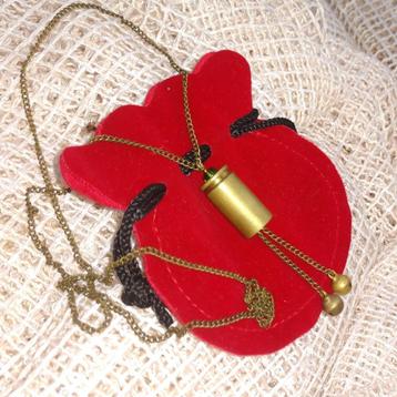 Hanger met belletjes. Halshanger van messing patroonhulzen beschikbaar voor biedingen