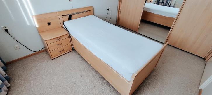 Elektrisch verstelbaar bed, Huis en Inrichting, Slaapkamer | Bedden, Gebruikt, Eenpersoons, 100 cm, 210 cm, Hout, Overige kleuren