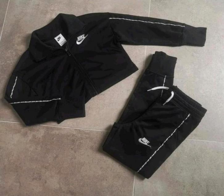 Nike trainingspak ZGAN maat 128 / 134, Kinderen en Baby's, Kinderkleding | Maat 128, Zo goed als nieuw, Meisje, Setje, Ophalen of Verzenden