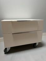 Twee nachtkastjes (wit) met twee lades en wieltjes, Huis en Inrichting, Ophalen, Overige materialen, Gebruikt, 45 tot 65 cm