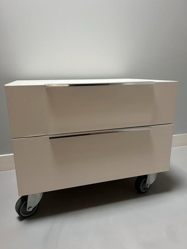 Twee nachtkastjes (wit) met twee lades en wieltjes, Huis en Inrichting, Slaapkamer | Nachtkastjes, Gebruikt, Minder dan 55 cm