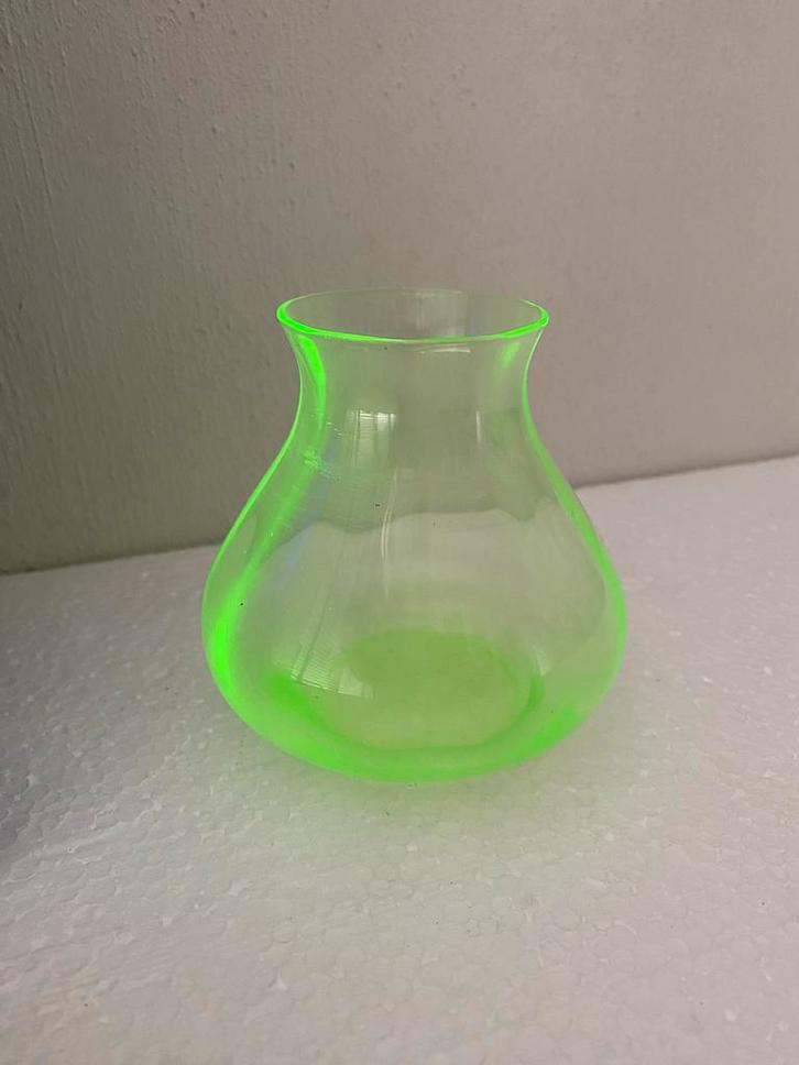 Uranium glas kleine vaas , jaren 20, Antiek en Kunst, Antiek | Vazen, Ophalen of Verzenden