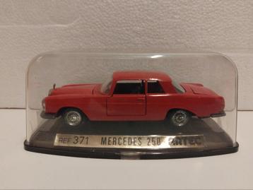 Auto Pilen #371 Artec Mercedes Benz 250 rood beschikbaar voor biedingen