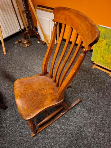 Houten Schommelstoel beschikbaar voor biedingen