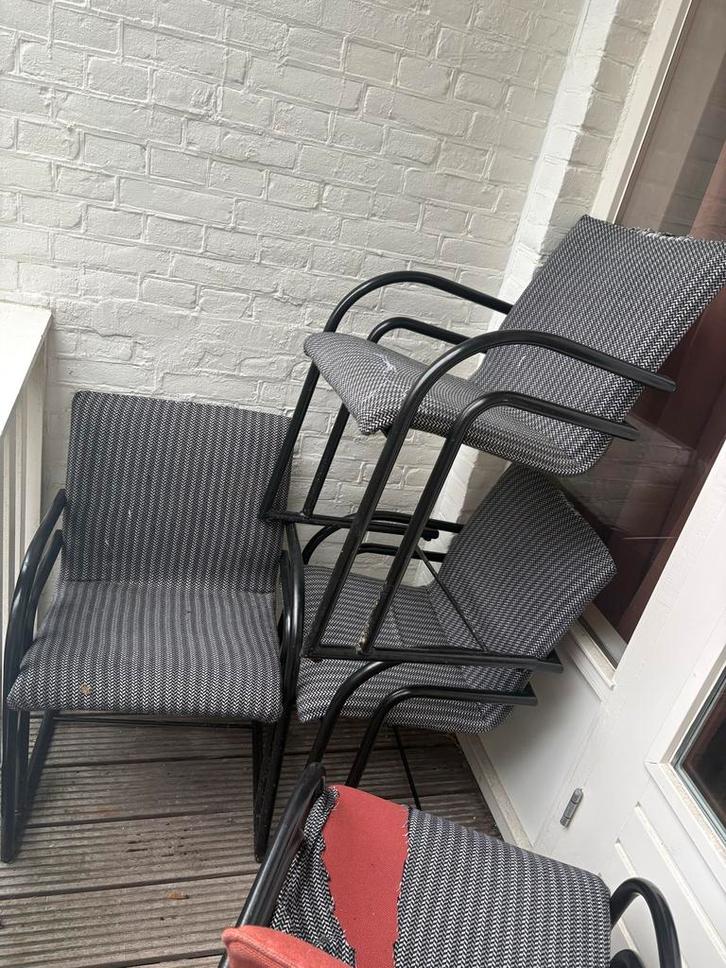 Opnieuw beklede stoelen met zwart buisframe, Huis en Inrichting, Stoelen, Gebruikt, Vier, Metaal, Zwart, Ophalen of Verzenden