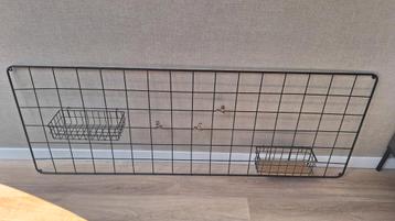 Zwart metalen wandrek 148x56 cm incl 2 bakjes en 3 clips beschikbaar voor biedingen