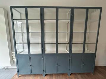 Grijsblauwe, handgemaakte Apothekerskast beschikbaar voor biedingen