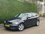 BMW 1-serie 118i AUTOMAAT/NAVI/CRUISE/PDC/CLIMA/RIJDT GOED!, Auto's, BMW, Zwart, Blauw, Origineel Nederlands, 650 kg