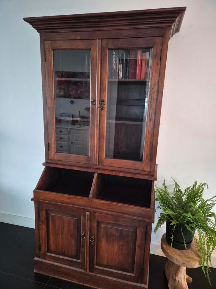 Teak koloniale kast met glazen deuren, Huis en Inrichting, Kasten | Boekenkasten, Ophalen