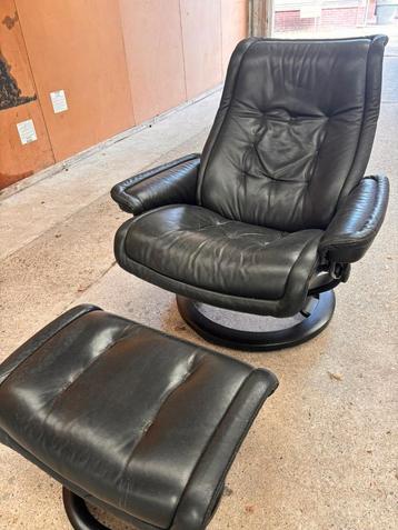 Leren relaxfauteuil met voetenbank beschikbaar voor biedingen