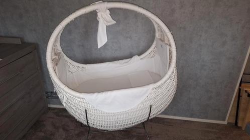 Nog zeer mooie Rotan Wieg ( kleur wit, Kinderen en Baby's, Babywiegjes en Ledikanten, Gebruikt, Wieg, Ophalen