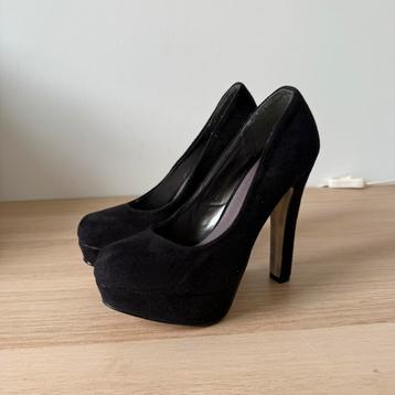 Zwart suede pumps beschikbaar voor biedingen