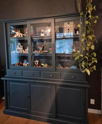 Mooie moderne buffetkast/ vitrinekast 190,5 x 53,5 x 217,5cm beschikbaar voor biedingen