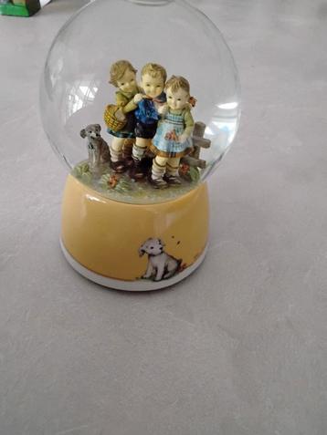 Hummel muziekdoosje met schutbol en hummel kaars beschikbaar voor biedingen