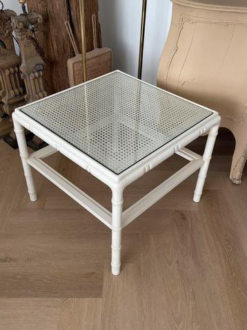 Witte rotan bijzettafel – design voor een zacht prijsje beschikbaar voor biedingen