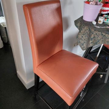 barkrukken 2 stuks, skai leer,  metalen voetstuk, oranje beschikbaar voor biedingen
