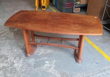 houten salontafel prachtige vormgeving beschikbaar voor biedingen