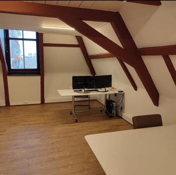 3 witte bureaus 
