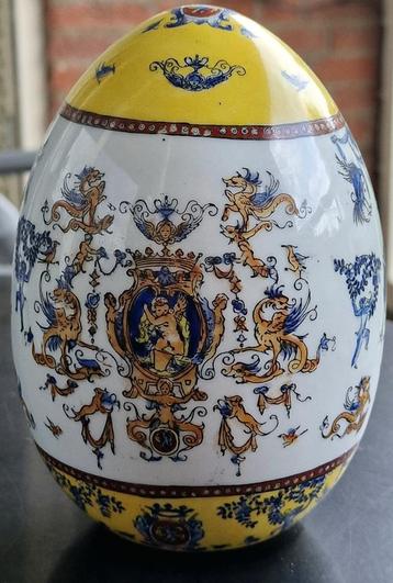 Antiek porselein, Chinees renaissance ei beschikbaar voor biedingen