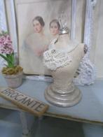 Brocante buste met jabot kraag ……. Poppenhuis 1:12 (nr P144), Ophalen of Verzenden, Nieuw, Poppenhuis