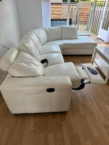 Luxe witte leren hoekbank met relaxfunctie beschikbaar voor biedingen