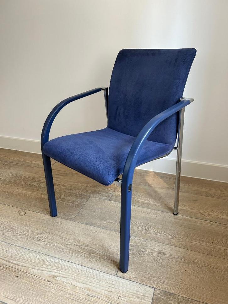 3 x Leolux Cimaronne eettafelstoelen (HERSTOFFERING), Huis en Inrichting, Stoelen, Gebruikt, Drie, Hout, Metaal, Stof, Blauw, Ophalen