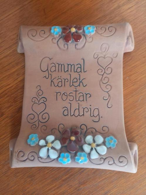 Zweedse Jie Gantofta spreuktegel: oude liefde roest niet!, Antiek en Kunst, Antiek | Keramiek en Aardewerk, Ophalen of Verzenden