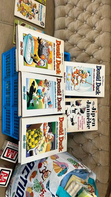 Een krat vol stripboeken van walt Disney beschikbaar voor biedingen