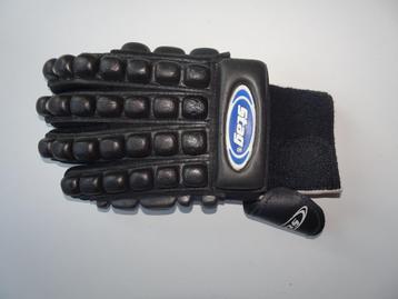 Hockey handschoen maat medium beschikbaar voor biedingen