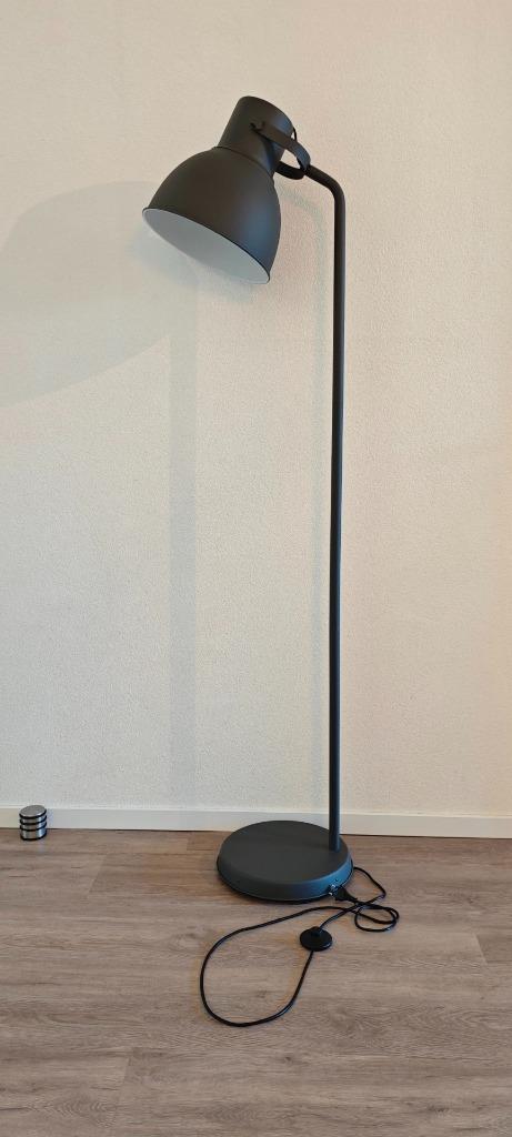 Ikea Hektar staande lamp grijs, Huis en Inrichting, Lampen | Vloerlampen, Zo goed als nieuw, 150 tot 200 cm, Kunststof, Metaal
