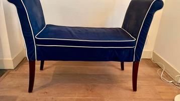 Stijlvol Bankje - Blauw met Houten Poten beschikbaar voor biedingen