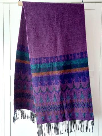 Mooie en zachte paarse sjaal beschikbaar voor biedingen