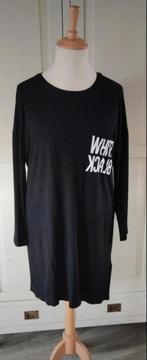 Zwarte jurk met tekst maat L NIEUW (€24,99), Kleding | Dames, Zwart, Maat 42/44 (L), Nieuw, Ophalen of Verzenden