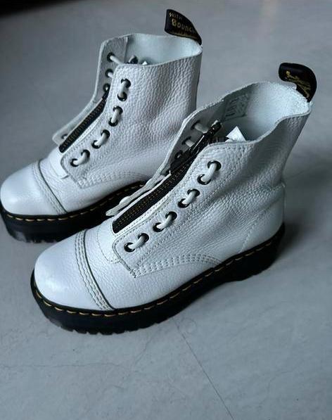 GLOEDNIEUWE DR. MARTENS, Kleding | Dames, Schoenen, Zo goed als nieuw, Zwart, Ophalen of Verzenden