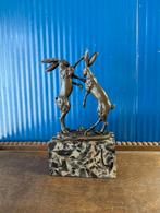 Bronzen beeld van vechtende hazen, Ophalen of Verzenden, Zo goed als nieuw, Mens