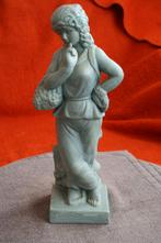 Mooie klassiek beeld van een staande meisje gekleed, Ophalen of Verzenden