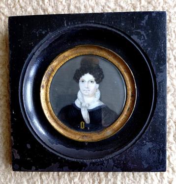 ==miniatuurportret van een vrouw ==c a 1840== beschikbaar voor biedingen