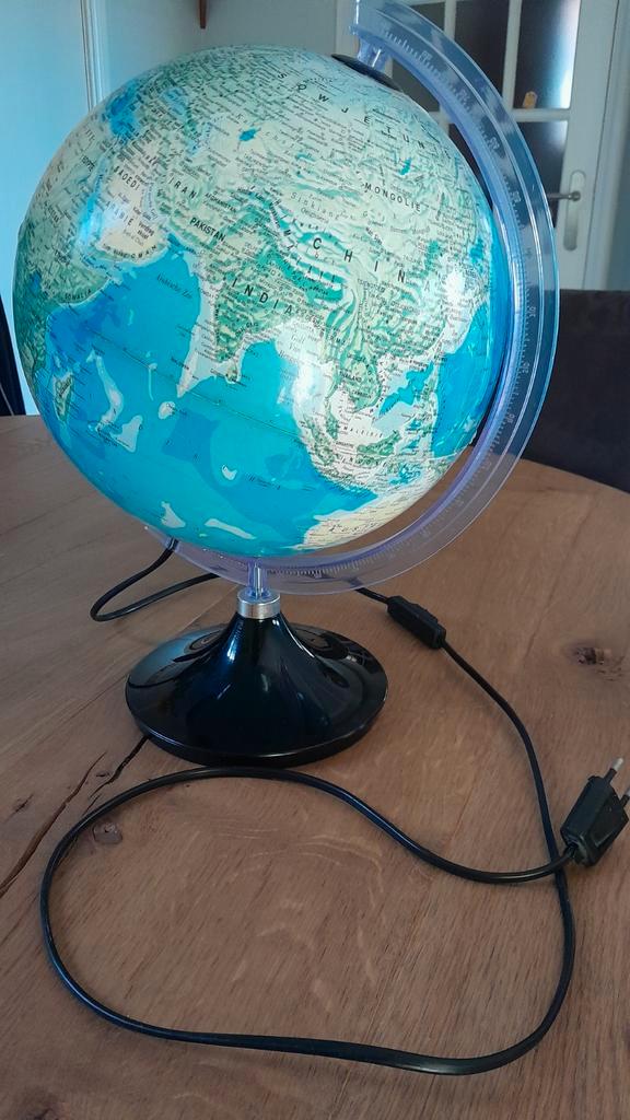 Verlichte wereldbol met zwarte voet, Huis en Inrichting, Woonaccessoires | Wereldbollen, Gebruikt, Ophalen