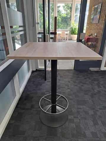Mooie statafel light oak kleur 80x80 cm en 110 cm hoog beschikbaar voor biedingen